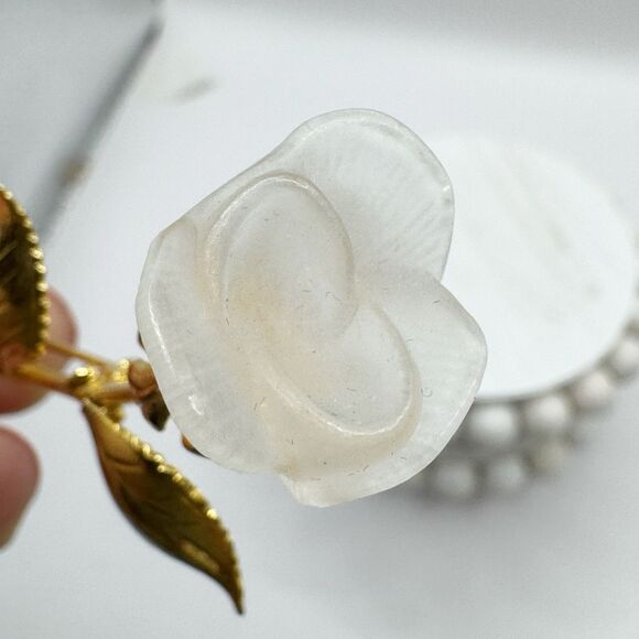 Vintage Gold Tone Single Rose Bud Flower Brooch Pin Opaque Lucite - Picture 7 of 8